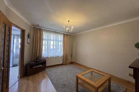 3 bedroom house to rent, Aire Drive, South Ockendon