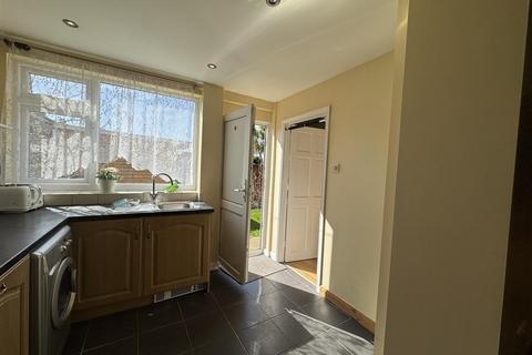 3 bedroom house to rent, Aire Drive, South Ockendon