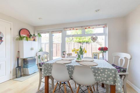 4 Elm Close, Prestbury, Cheltenham, GL52 3ED