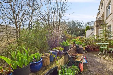 1 bedroom ground floor flat for sale, Saracen Way, Penryn - Enjoying a wooded outlook!