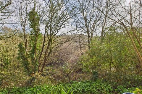 1 bedroom ground floor flat for sale, Saracen Way, Penryn - Enjoying a wooded outlook!