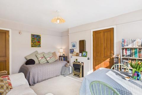 1 bedroom ground floor flat for sale, Saracen Way, Penryn - Enjoying a wooded outlook!