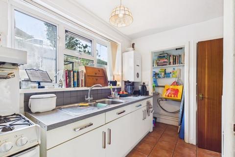 1 bedroom ground floor flat for sale, Saracen Way, Penryn - Enjoying a wooded outlook!