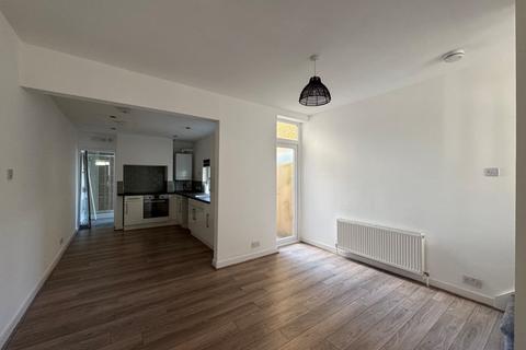 3 bedroom terraced house to rent, Reginald Road, Hampshire PO4