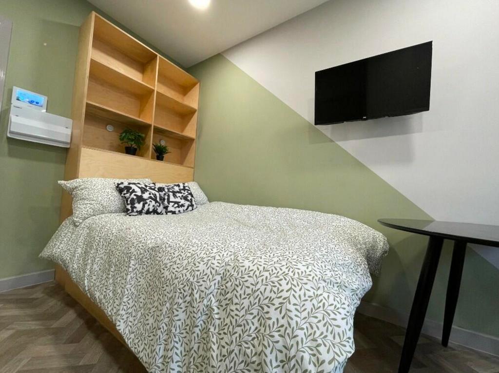 A modern and inviting double bedroom featuring ...
