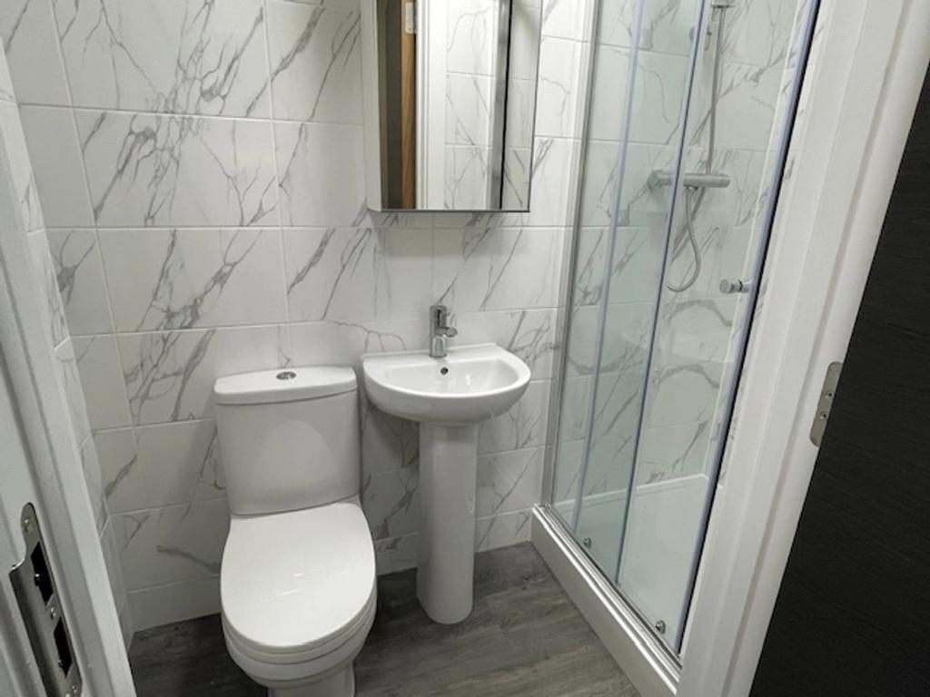 Stylish and modern bathroom featuring elegant m...