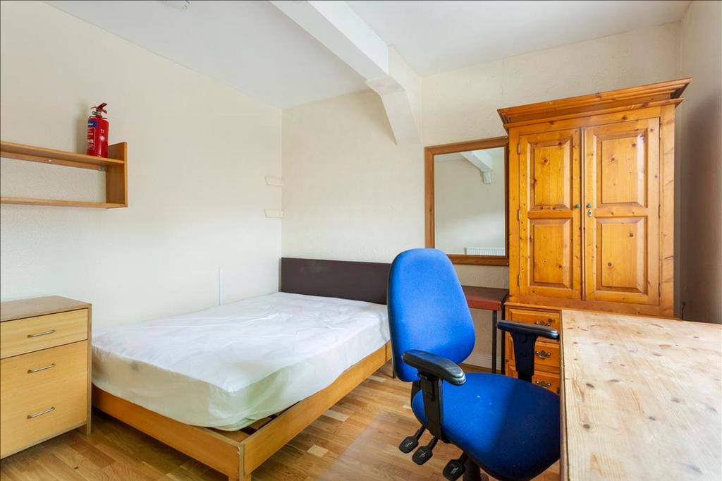 This cozy double bedroom features a spacious la...