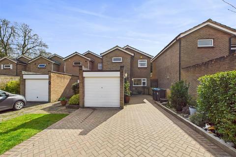 5 Magpie Close, Coulsdon, CR5 1AT