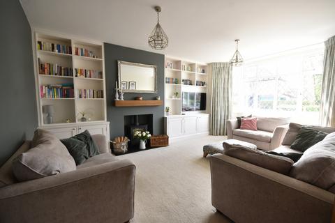 8 Upfield, Horley, RH6 7JZ