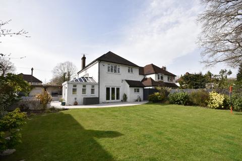 8 Upfield, Horley, RH6 7JZ