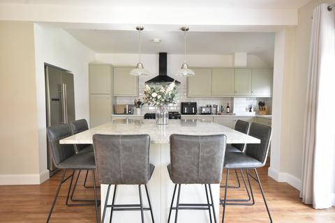 8 Upfield, Horley, RH6 7JZ