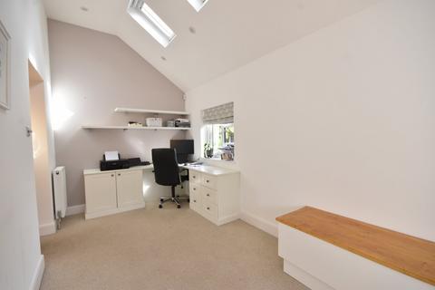 8 Upfield, Horley, RH6 7JZ