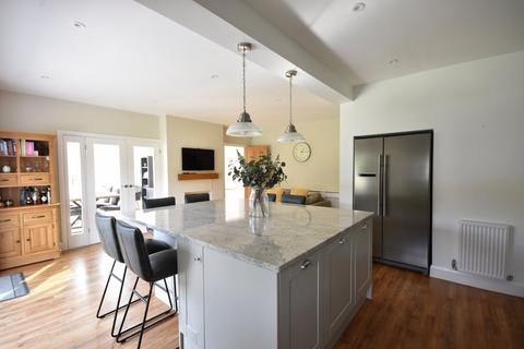 8 Upfield, Horley, RH6 7JZ