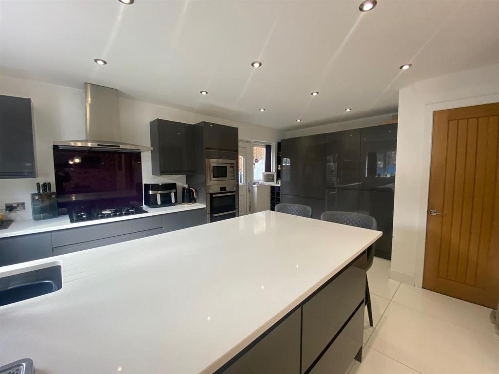 KITCHEN 2.jpg