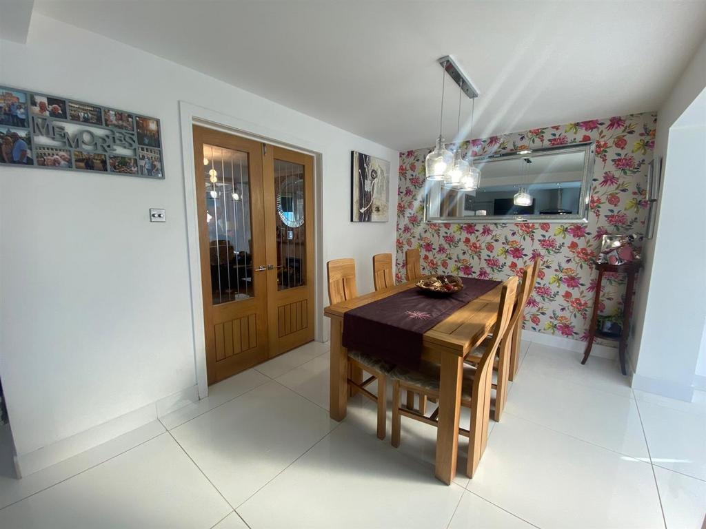 DINING ROOM 1.jpg