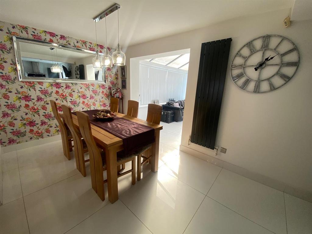 DINING ROOM.jpg