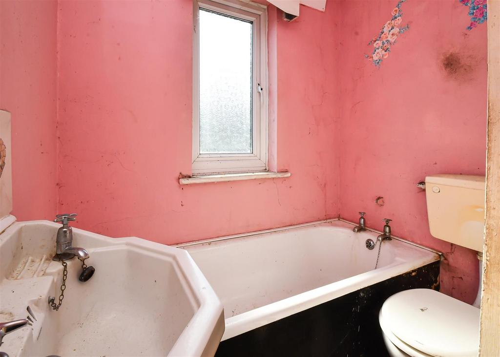 22 Common Road - Bathroom.jpg