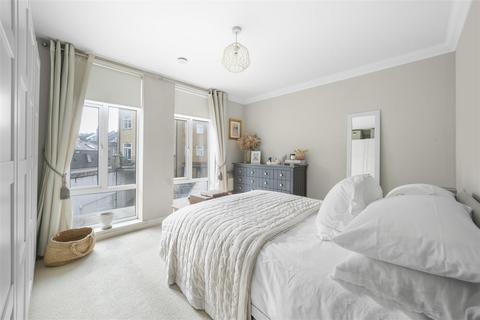 1 bedroom flat for sale, Stoke Newington High Street, N16