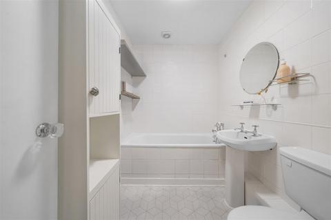 1 bedroom flat for sale, Stoke Newington High Street, N16