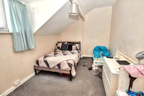 9 Barden Mount, Leeds, LS12 3EF