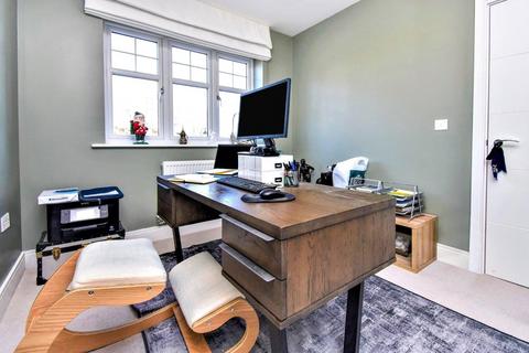 4 bedroom semi-detached house for sale, Mulberry Walk, Hampshire GU51