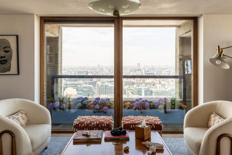 2 bedroom flat for sale, Lauderdale Tower, Barbican, London EC2