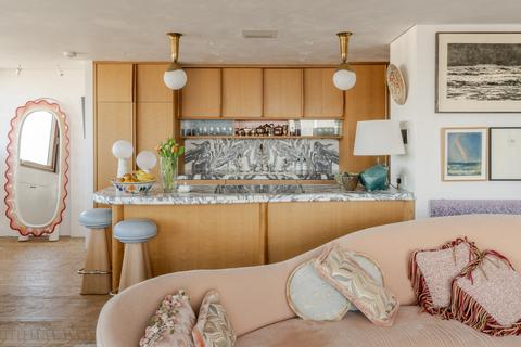 2 bedroom flat for sale, Lauderdale Tower, Barbican, London EC2