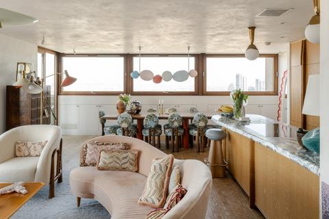 2 bedroom flat for sale, Lauderdale Tower, Barbican, London EC2