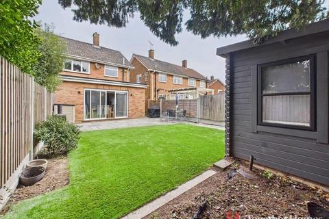 16 Stapleton Crescent, Rainham, RM13 7HA