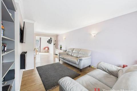 16 Stapleton Crescent, Rainham, RM13 7HA