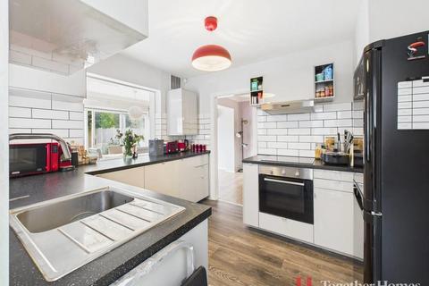 16 Stapleton Crescent, Rainham, RM13 7HA