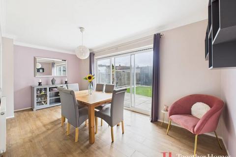 16 Stapleton Crescent, Rainham, RM13 7HA