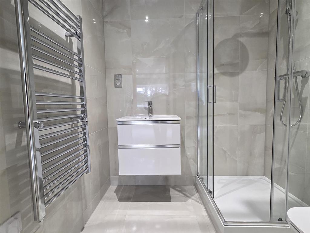 En suite shower room/wc