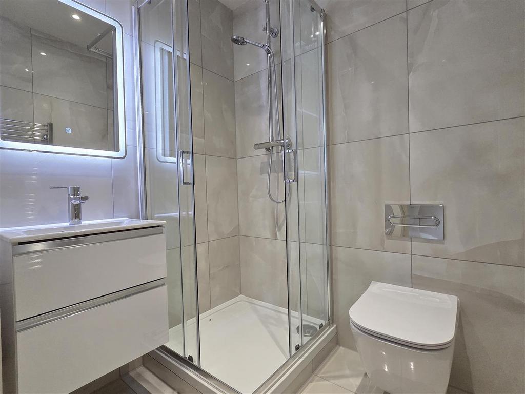 En suite shower room/wc
