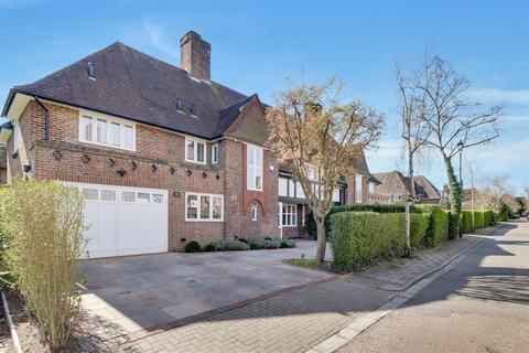 15 Raeburn Close, London, NW11 6UH