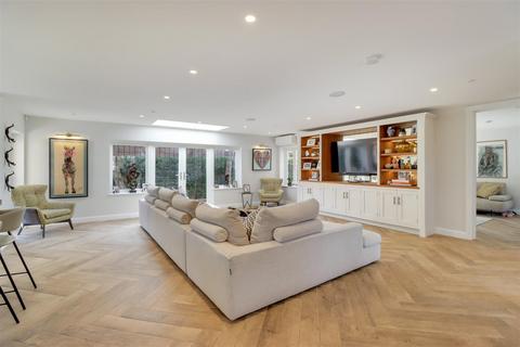 15 Raeburn Close, London, NW11 6UH