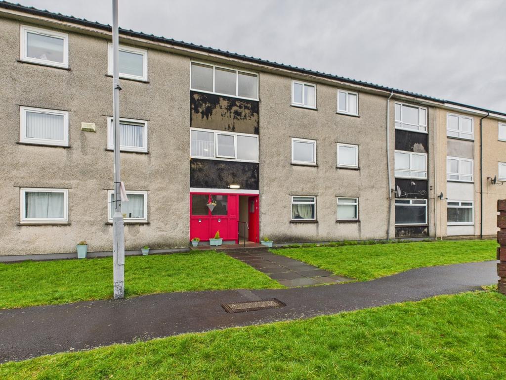 3 bedroom Second Floor Flat