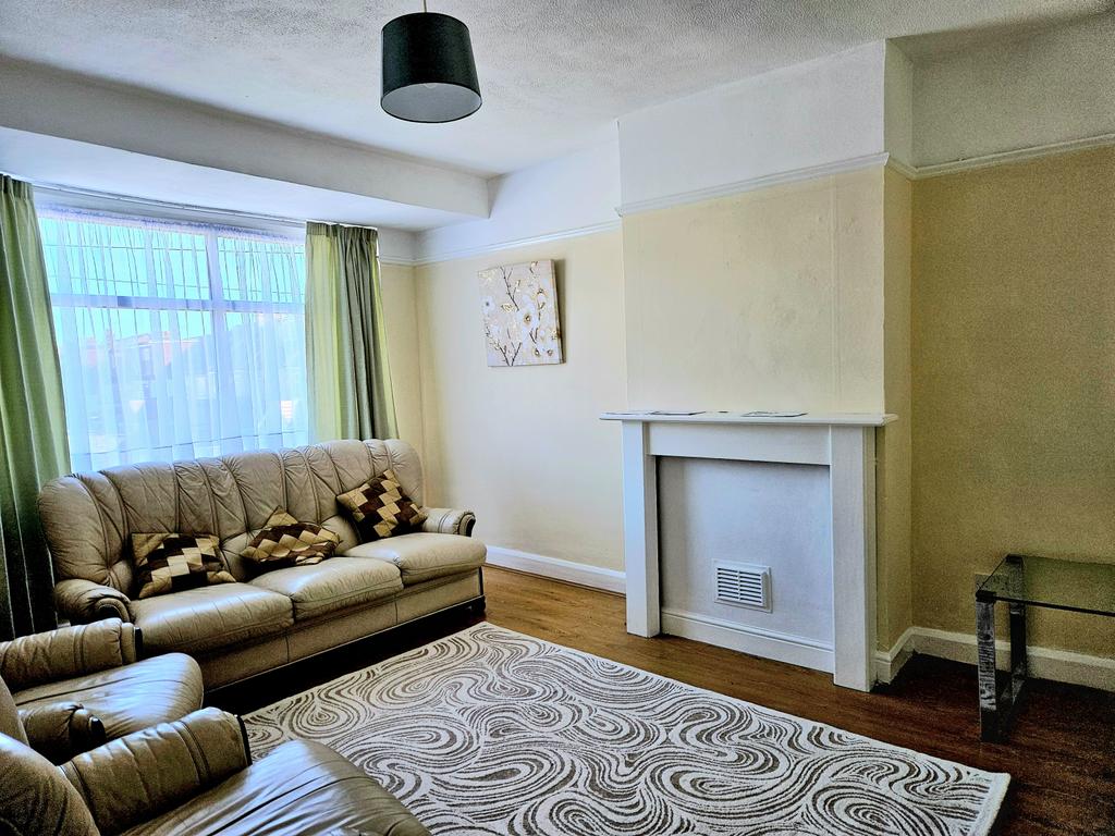 1 Bedroom Maisonette with Parking!