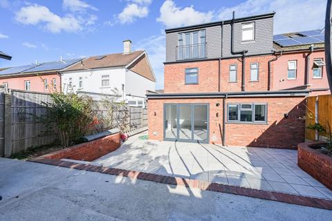 Lukin Crescent, Chingford, London, E4