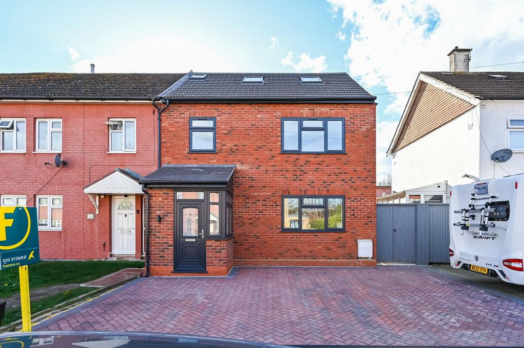 Detached house exterior, driveway