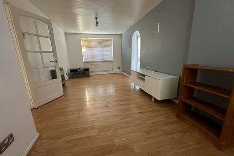 2 bedroom flat for sale, Kingsley Avenue, Cheshunt, EN8