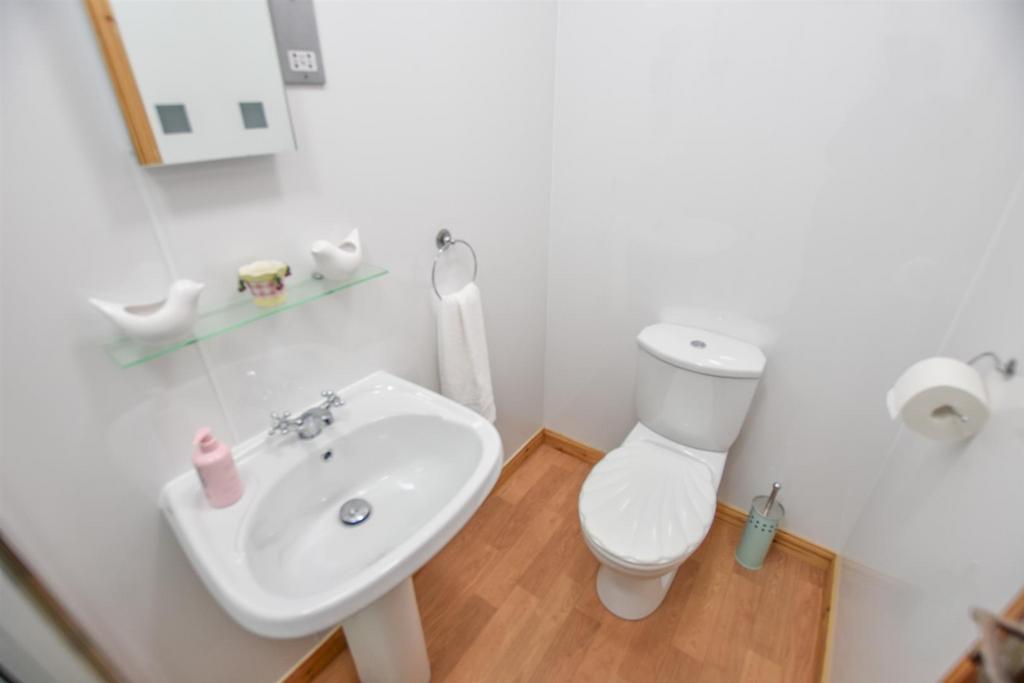 BEDROOM THREE EN-SUITE (2)-2.jpg
