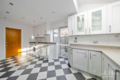 9 Balgores Square, Romford, RM2 6AU