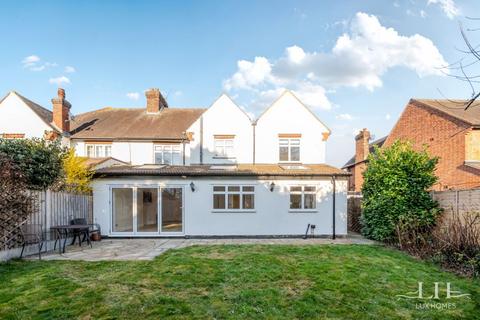 9 Balgores Square, Romford, RM2 6AU