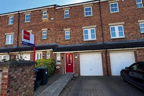 4 bedroom townhouse to rent, Herons Court, Durham