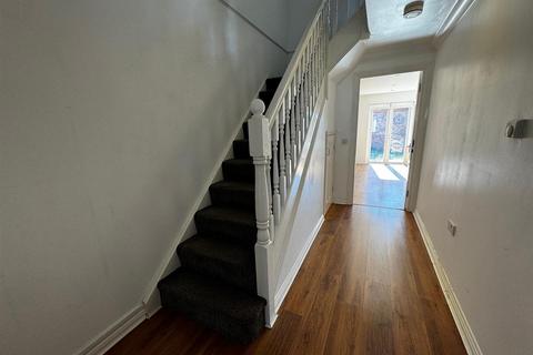 4 bedroom townhouse to rent, Herons Court, Durham