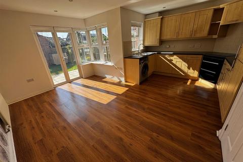 4 bedroom townhouse to rent, Herons Court, Durham