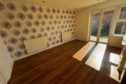 4 bedroom townhouse to rent, Herons Court, Durham