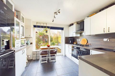 8 Fenhurst Close, Horsham, RH12 1UX