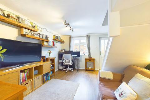 8 Fenhurst Close, Horsham, RH12 1UX